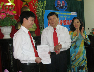 Kết nạp đảng viên mới.