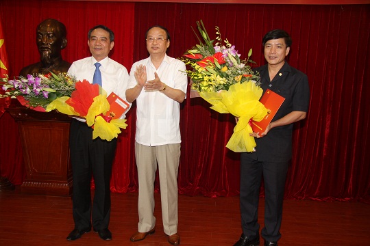 Đồng chí Tô Huy Rứa - Uỷ viên Bộ Chính trị, Bí thư Trung ương Đảng, Trưởng Ban Tổ chức Trung ương thay mặt Bộ Chính trị đã trao các quyết định điều động, phân công Ủy viên Trung ương Đảng cho 02 đồng chí 
