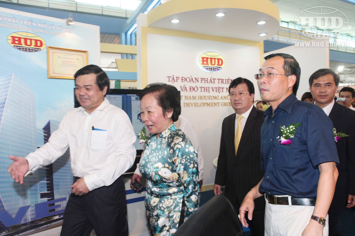 Lãnh đạo Tập đoàn HUD giới thiệu với Phó chủ tịch nước Nguyễn Thị Doan và Bộ trưởng Bộ Xây dựng Trịnh Đình Dũng về gian triển lãm của Tập đoàn. 