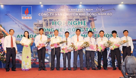 Công ty tôn vinh, khen thưởng  tập thể và cá nhân có thành tích xuất sắc