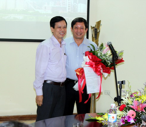 Ông Lương Quang Khải (phải)