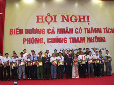 Hội nghị biểu dương cá nhân có thành tích phòng, chống tham nhũng năm 2010. Ảnh minh họa/internet.