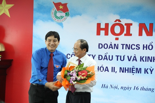 chí Nguyễn Đắc Vinh, Ủy  viên dự khuyết BCH Trung ương Đảng, Bí thư thứ nhất BCH Trung ương Đoàn tặng hoa và trao kỷ niệm chương vì thế hệ trẻ cho đồng chí Lại Văn Đạo, Bí thư Đảng ủy, Thành viên hội đồng thành viên, Tổng Giám đốc Tổng Công ty Đầu tư và Kinh doanh Vốn nhà nước