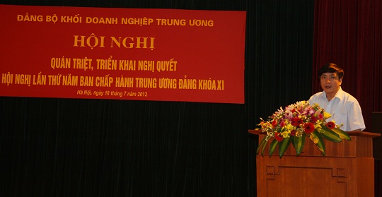 Đồng chí Bùi Văn Cường - Ủy viên dự khuyết BCH Trung ương Đảng, Bí thư Đảng ủy Khối doanh nghiệp Trung ương phát biểu chỉ đạo tại Hội nghị