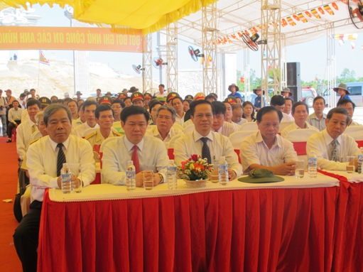 Đồng chí Nguyễn Văn Ngọc, Phó Bí thư Đảng ủy Khối cùng các đại biểu dự Lễ bàn giao công trình Đền tưởng niệm – Bến thả hoa bên bờ Bắc sông Thạch Hãn, Quảng Trị nhân dịp kỷ niệm 27/7 do Ngân hàng Phát triển Việt Nam tài trợ