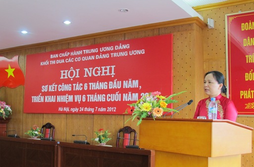 Đồng chí Trần Thị Hà - Thứ trưởng Bộ Nội vụ, Phó Chủ tịch Thường trực Hội đồng Thi đua Khen thưởng Trung ương, Trưởng ban Thi đua - Khen Thưởng Trung ương phát biểu chỉ đạo tại Hội nghị