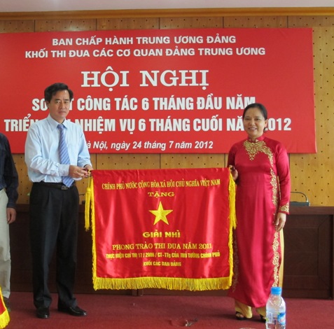 Đồng chí Trần Thị Hà - Thứ trưởng Bộ Nội vụ, Phó Chủ tịch Thường trực Hội đồng Thi đua Khen thưởng Trung ương, Trưởng ban Thi đua - Khen Thưởng Trung ương tặng Cờ thi đua của Chính phủ cho Đảng ủy Khối doanh nghiệp Trung ương