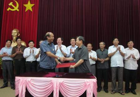 Đồng chí Vương Văn Thành, UV BTV Tỉnh ủy - Phó Chủ tịch UBND tỉnh và đại diện Tập đoàn Công nghiệp cao su Việt Nam ký kết biên bản ghi nhớ