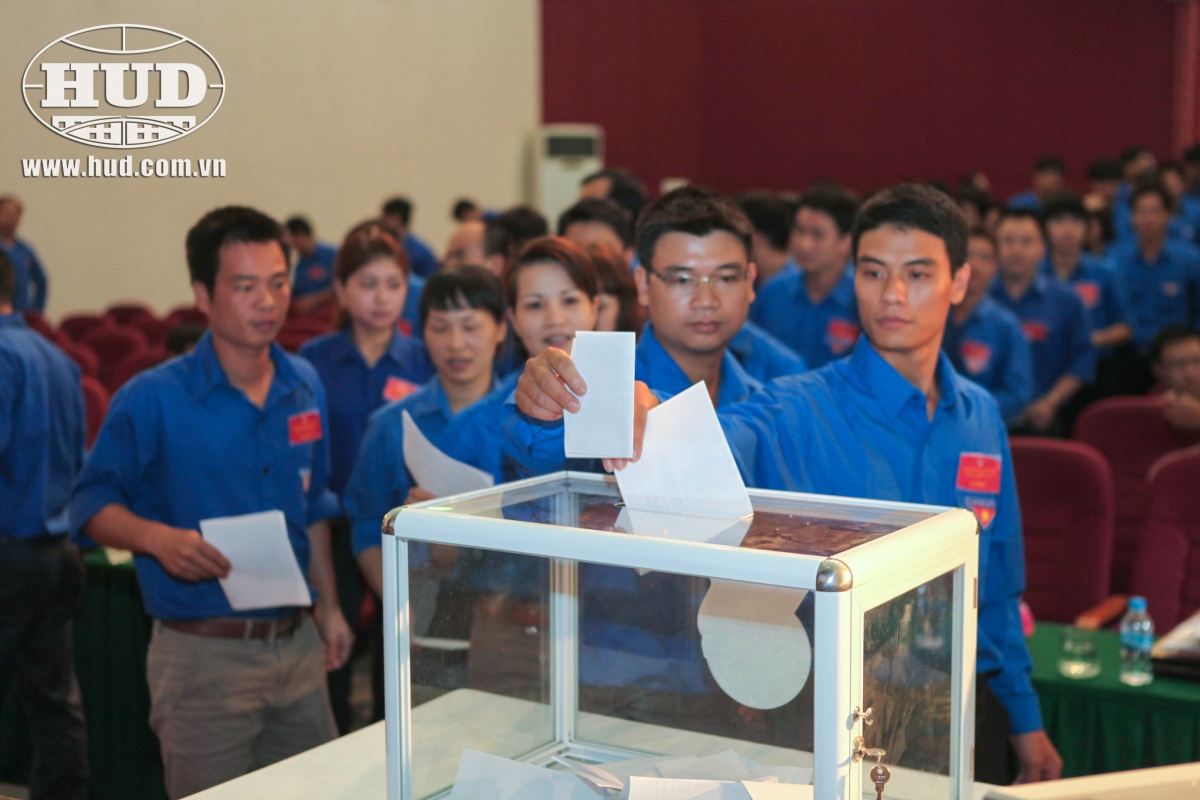 Đại biểu bỏ phiếu tại Đại hội