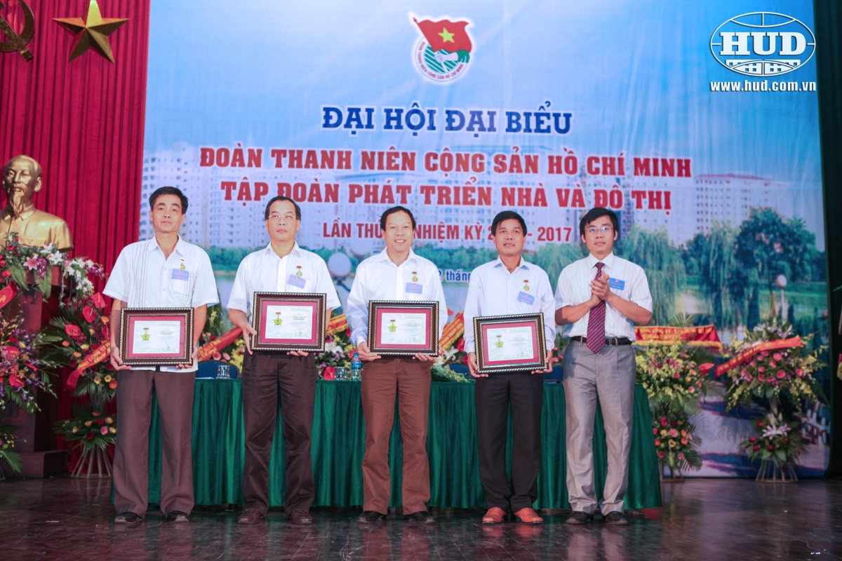 Trao kỷ niệm chương cho các đồng chí lãnh đạo Tập đoàn