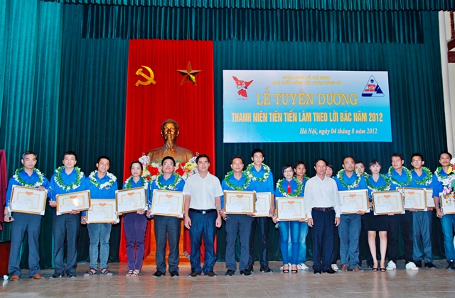Lễ tuyên dương thanh niên tiên tiến làm theo lời bác năm 2012 của Đoàn Thanh  niên Tập đoàn Sông Đà (Ảnh: VT)