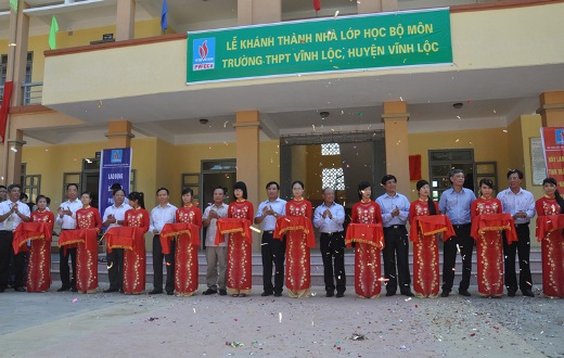 Cắt băng khánh thành trường 