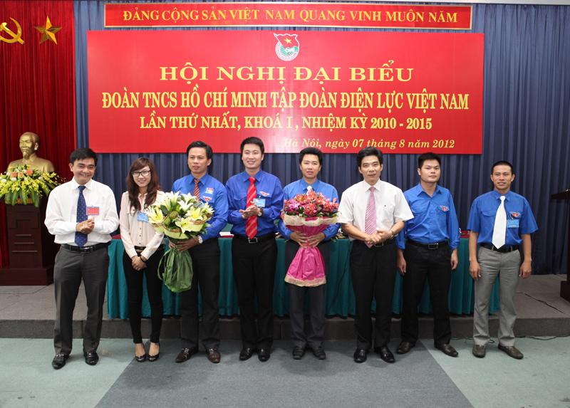 Đại diện Lãnh đạo Đảng bộ EVN và Đoàn Khối doanh nghiệp Trung ương tặng hoa các đại biểu là những đoàn viên ưu tú tham dự đại hội đại biểu Đoàn Khối doanh nghiệp Trung ương lần thứ II, nhiệm kỳ 2012 -2017