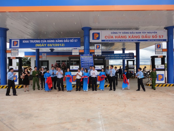 Bí thư Đảng ủy khối DN, Giám đốc Sở Công thương Đăk Lăk , Lãnh đạo Huyện Krông Buk và Chủ tịch kiêm Giám đốc Petrolimex cùng đông đảo CBCNV-NLĐ và nhân dân trong niềm vui cắt băng khánh thành CHXD số 57, chính thức đưa cửa hàng vào hoạt động từ ngày 03.7.2012