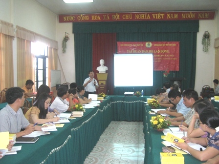 Ông Vũ Anh Đức trình bày các vấn đề về BHLĐ