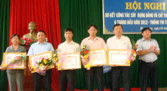 Trao giấy khen của Đảng ủy công ty cho đại diện các tập thể  