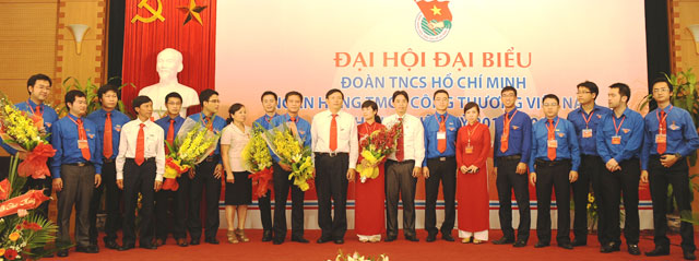 Các đại biểu chúc mừng BCH nhiệm kỳ mới.