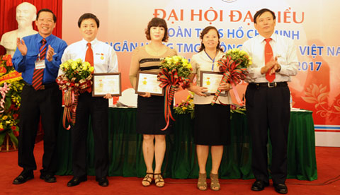 Trao tặng Kỷ niệm chương “Vì thế hệ trẻ”