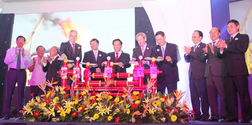 Đại diện Hoàng Long JOC thực hiện nghi thức mở van đón dòng dầu đầu tiên với sự chứng kiến của lãnh đạo Đảng, Chính phủ và PVN.