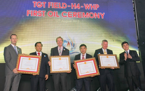 Thứ trưởng Bộ Công Thương Lê Dương Quang trao bằng khen của Thủ tướng Chính phủ cho hai tập thể và hai cá nhân.