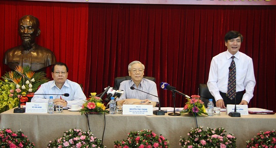 Đồng chí Bùi Văn Cường, Ủy viên dự khuyết Trung ương Đảng, Bí thư Đảng ủy Khối báo cáo đồng chí Tổng Bí thư và các đại biểu những kết quả đạt được, phương hướng nhiệm vụ sắp tới của Đảng bộ Khối Doanh nghiệp Trung ương