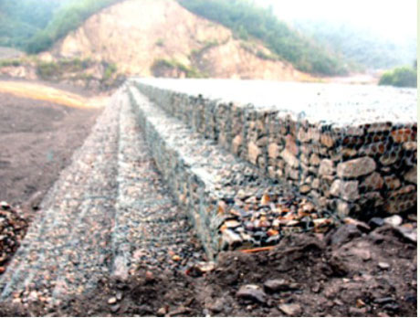 Đập thu gom nước ở bãi thải Nam Đèo Nai và kè đá chống xói mòn ở bãi thải ngã ba Dương Huy 