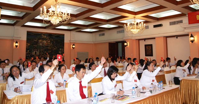 Các đại biểu biểu quyết thông qua Nghị quyết Đại hội.