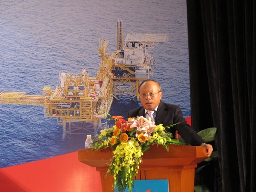 TS. Đỗ Văn Hậu - Tổng giám đốc Tập đoàn Dầu khí Việt Nam nhiệt liệt chúc mừng tập thể cán bộ Viện Dầu khí