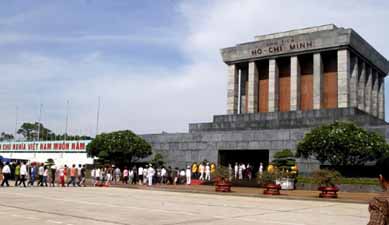 Hàng vạn người vào Lăng viếng Bác trong sáng 2/9. Ảnh: VOV