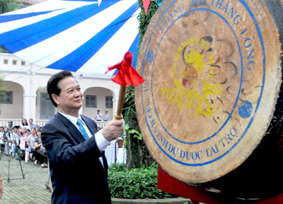 Thủ tướng Nguyễn Tấn Dũng đánh trống khai giảng năm học mới tại Trường THPT chuyên Lê Hồng Phong.
