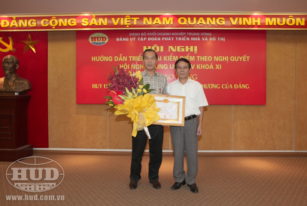 Đồng chí Đỗ Tiến Khang – Trưởng ban Tổ chức Đảng ủy Khối doanh nghiệp Trung ương trao tặng Huy hiệu 30 năm tuổi Đảng và kỷ niệm chương của Đảng cho đồng chí Nguyễn Đăng Nam – Bí thư Đảng ủy, Chủ tịch HĐTV Tập đoàn. 