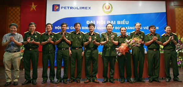 Thay mặt Ban chấp hành TW Hội CCB Việt Nam và Lãnh đạo Tập đoàn Xăng dầu Việt Nam đồng chí Phó Chủ tịch Hội CCB Việt Nam, Trung tướng Phùng Khắc Đăng và UV Ban Thường vụ Đảng ủy, UV HĐQT, Phó tổng giám đốc Petrolimex Vương Thái Dũng tặng hoa chúc mừng các đồng chí Ban chấp hành Hội CCB Cơ quan Tập doàn Xăng dầu Việt Nam Khóa II ra mắt Đại hội.