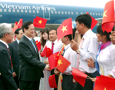 Cán bộ Tổng Lãnh sự quán VN tại Nam Ninh, đại diện Việt kiều và lưu học sinh Việt Nam chào đón Thủ tướng Nguyễn Tấn Dũng