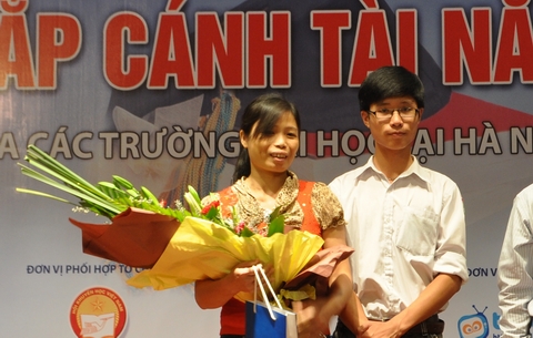 Chị Trần Thị Mơ hạnh phúc bên người con hiếu thảo, giỏi giang của mình  (Ảnh: VnMedia)