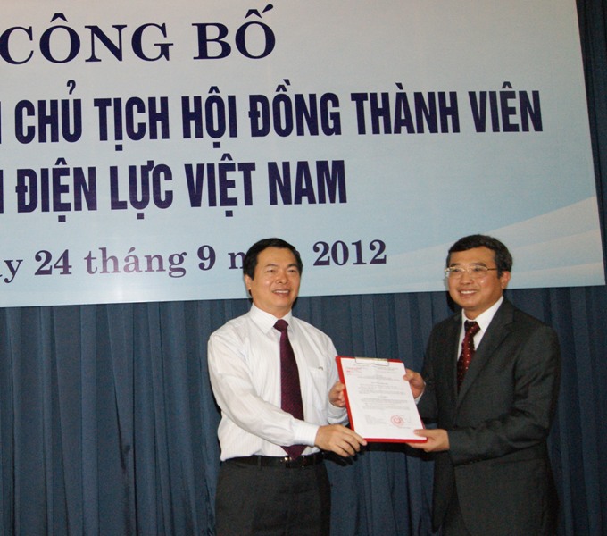 Bộ trưởng Bộ Công Thương Vũ Huy Hoàng trao Quyết định của Thủ tướng Chính phủ cho ông Hoàng Quốc Vượng.