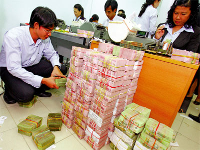 Trong lĩnh vực ngân hàng, Chính phủ Việt Nam cần thực hiện có hiệu quả các giải pháp bền vững cho vấn đề nợ xấu