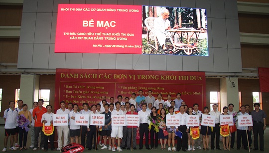 Toàn đoàn chụp ảnh lưu niệm