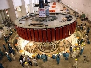 Nhà máy thủy điện Sơn La lắp đặt thành công rôto tổ máy số 6. (Ảnh: Điêu Chính Tới/TTXVN)