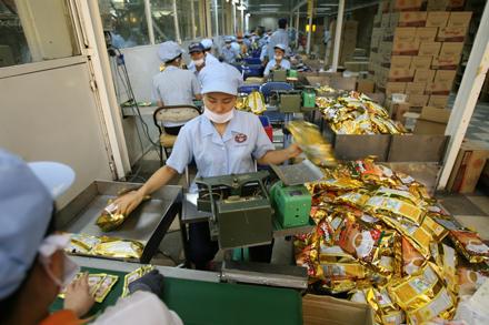 Ðóng gói sản phẩm Vinacafe tại Khu công nghiệp Biên Hòa (Ðồng Nai). Ảnh An Na