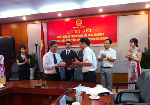 Ký kết song phương giữa Tập đoàn Xăng dầu VN và Tập đoàn Dệt May VN