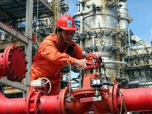 Vận hành thiết bị phục vụ sản xuất xăng dầu. (Ảnh: Hà Thái/TTXVN)