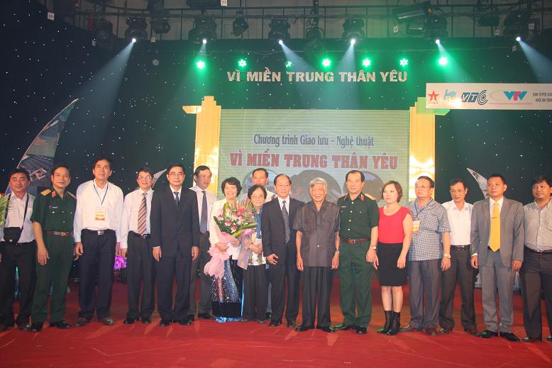 Ban Tổ chức chương trình chụp hình lưu niệm với các vị Lãnh đạo Đảng, Nhà nước