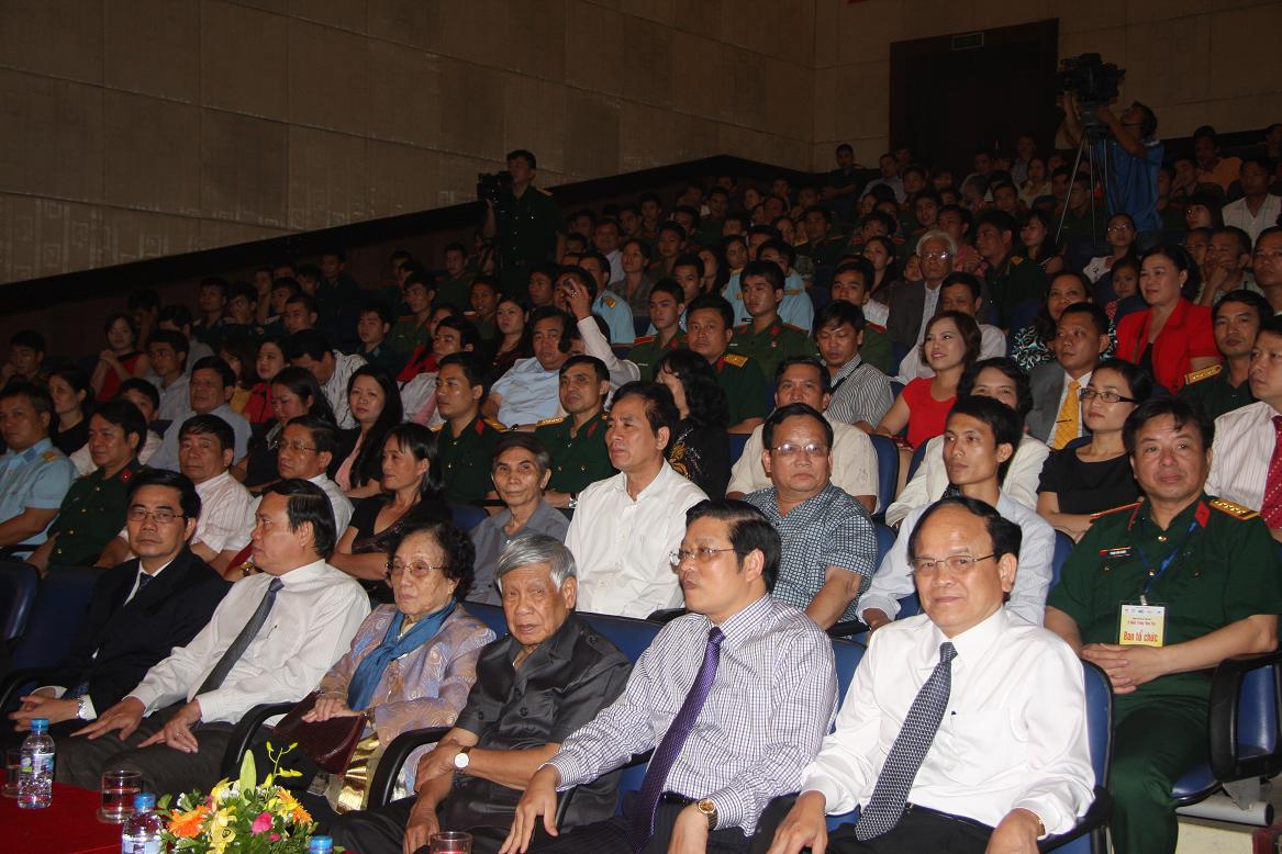 Ban Tổ chức chương trình chụp hình lưu niệm với các vị Lãnh đạo Đảng, Nhà nước