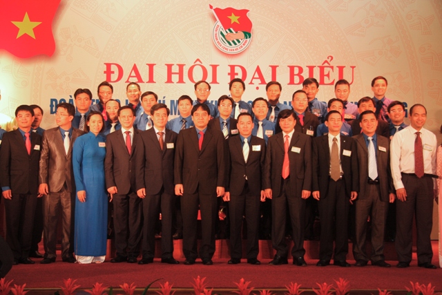Đồng chí Bùi Văn Cường, Ủy viên dự khuyết Trung ương Đảng, Bí thư Đảng ủy Khối chụp ảnh lưu niệm với các đại biêu dự Đại hội
