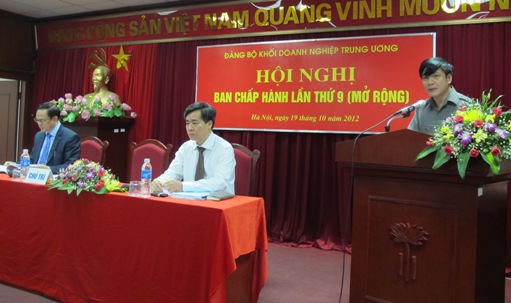 Đồng chí Bùi Văn Cường - Ủy viên dự khuyết BCH Trung ương Đảng, Bí thư Đảng ủy Khối doanh nghiệp Trung ương phát biểu chỉ đạo tại Hội nghị