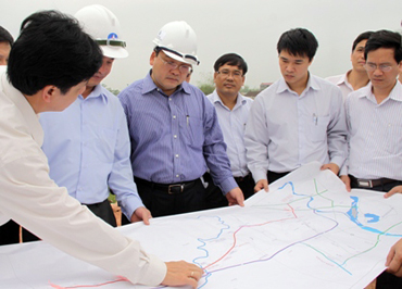 Phó Thủ tướng Hoàng Trung Hải trong một lần đi thị sát thi công một tuyến đường giao thông