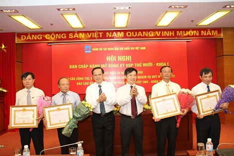 Trao Huy hiệu 30 năm tuổi Đảng cho 4 đồng chí Tập đoàn Dầu khí Việt Nam