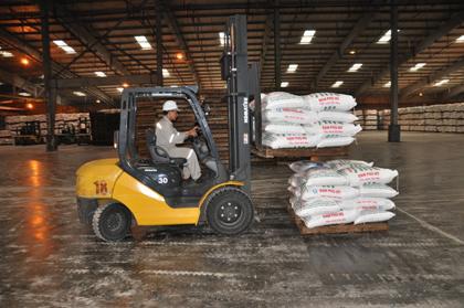 Công nhân bốc xếp sản phẩm tại Nhà máy.