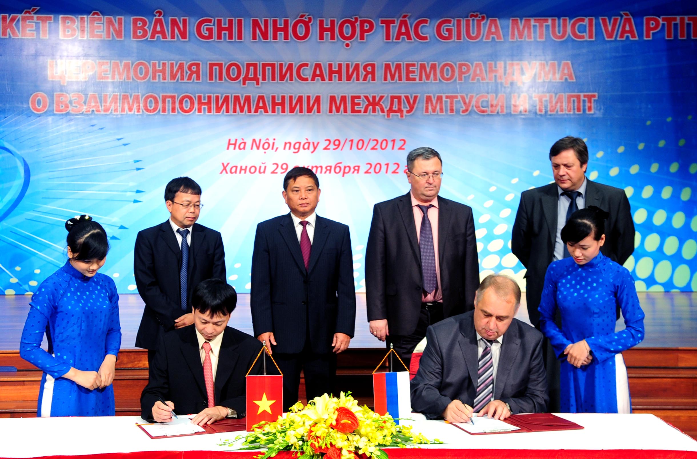 Chủ tịch HĐTV VNPT Phạm Long Trận (thứ 2 bên trái sang), Phó Tổng Giám đốc VNPT Nghiêm Phú Hoàn (thứ nhất bên trái sang) và Lãnh đạo MTUCI chứng kiến Lễ kí kết giữa Học viện CNBCVT và MTUCI