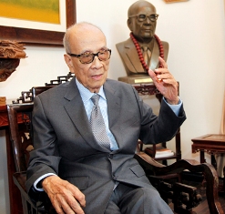 Tuy đã 97 tuổi, hàng ngày Giáo sư - Anh hùng Lao động Vũ Khiêu vẫn miệt mài làm việc, nghiên cứu khoa học